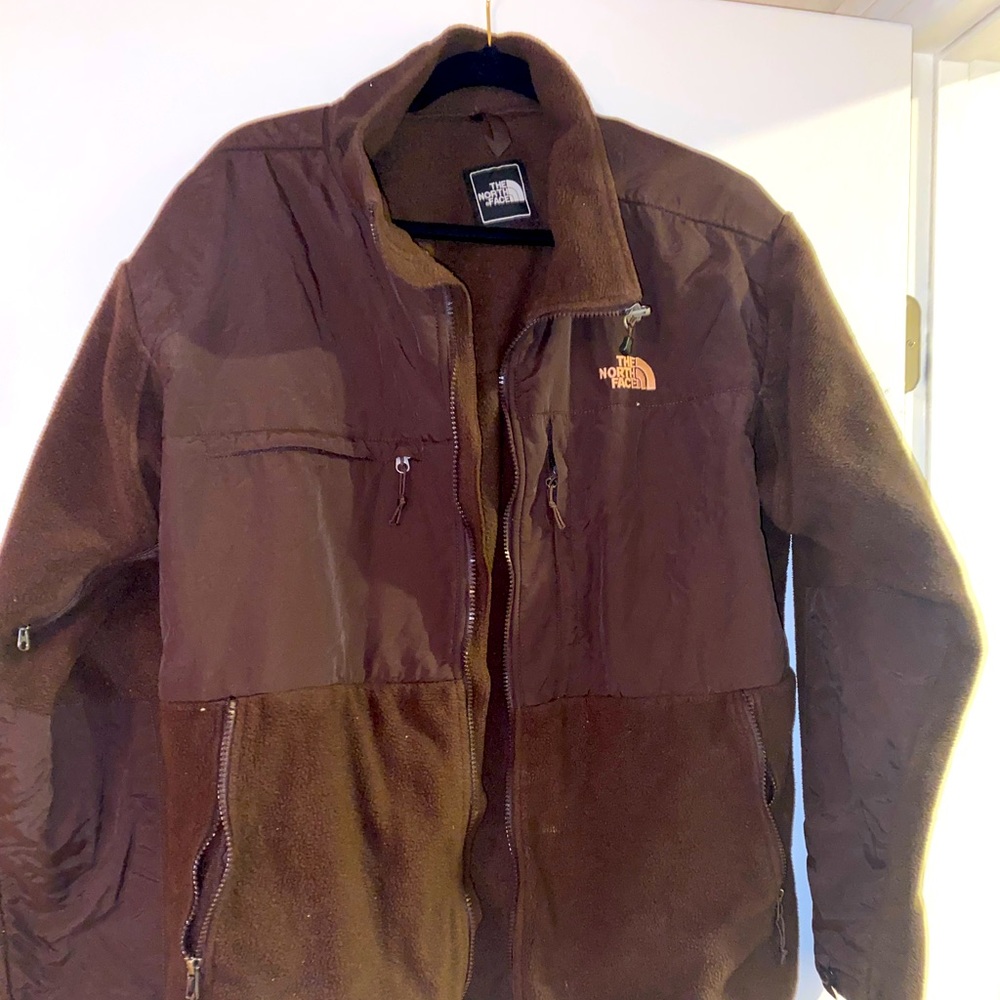 Ladies brown Northface jacket. Has one small flaw shown in picture. Size XL